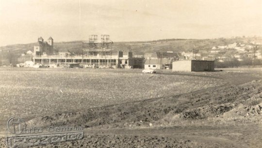 Výstavba základní školy v roce 1959.jpg