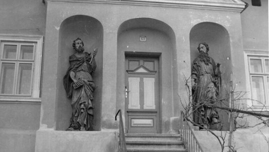 Původní sochy Petra a Pavla v žudrech domu č.p. 121.jpg