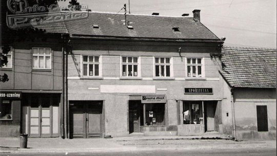 Obchody na náměstí v roce 1977.jpg