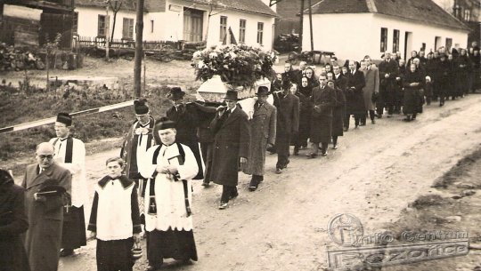 Pohřební průvod kolem pastoušky v ulici Úvoz (1944).jpg